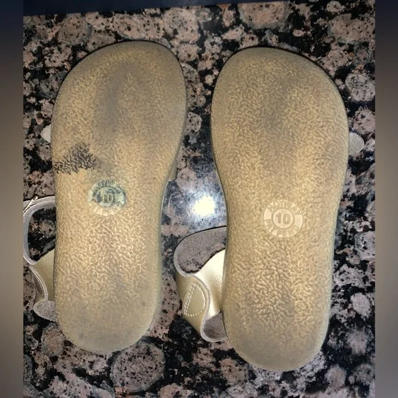 💥 Hoy SUN SAN SALTWATER gold leather cutout heart sandals Girls size 10 - Picture 6 of 10